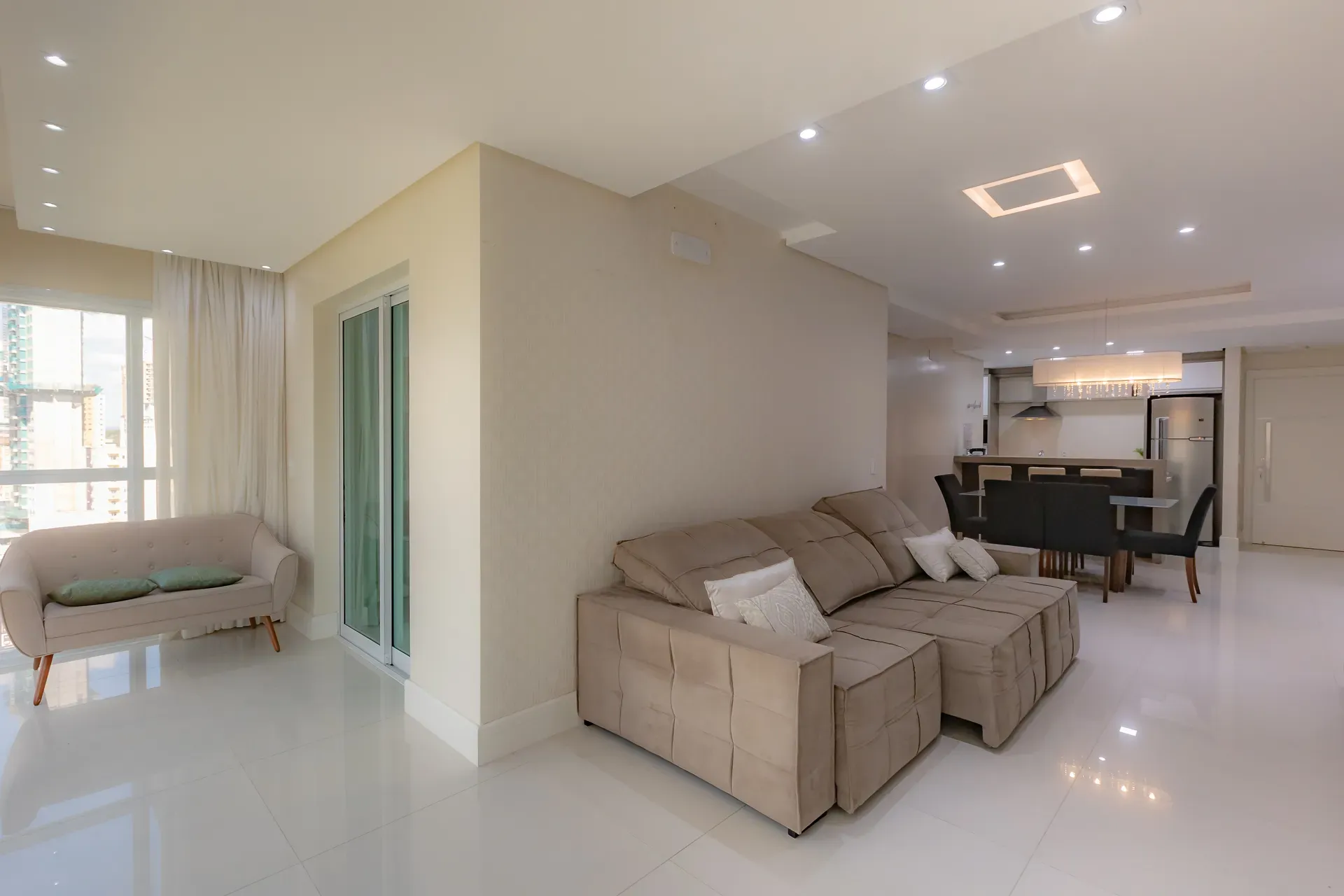 Apartamento com 3 dormitórios sendo 3 suítes e 3 vagas de garagem em Balneário Camboriú/SC