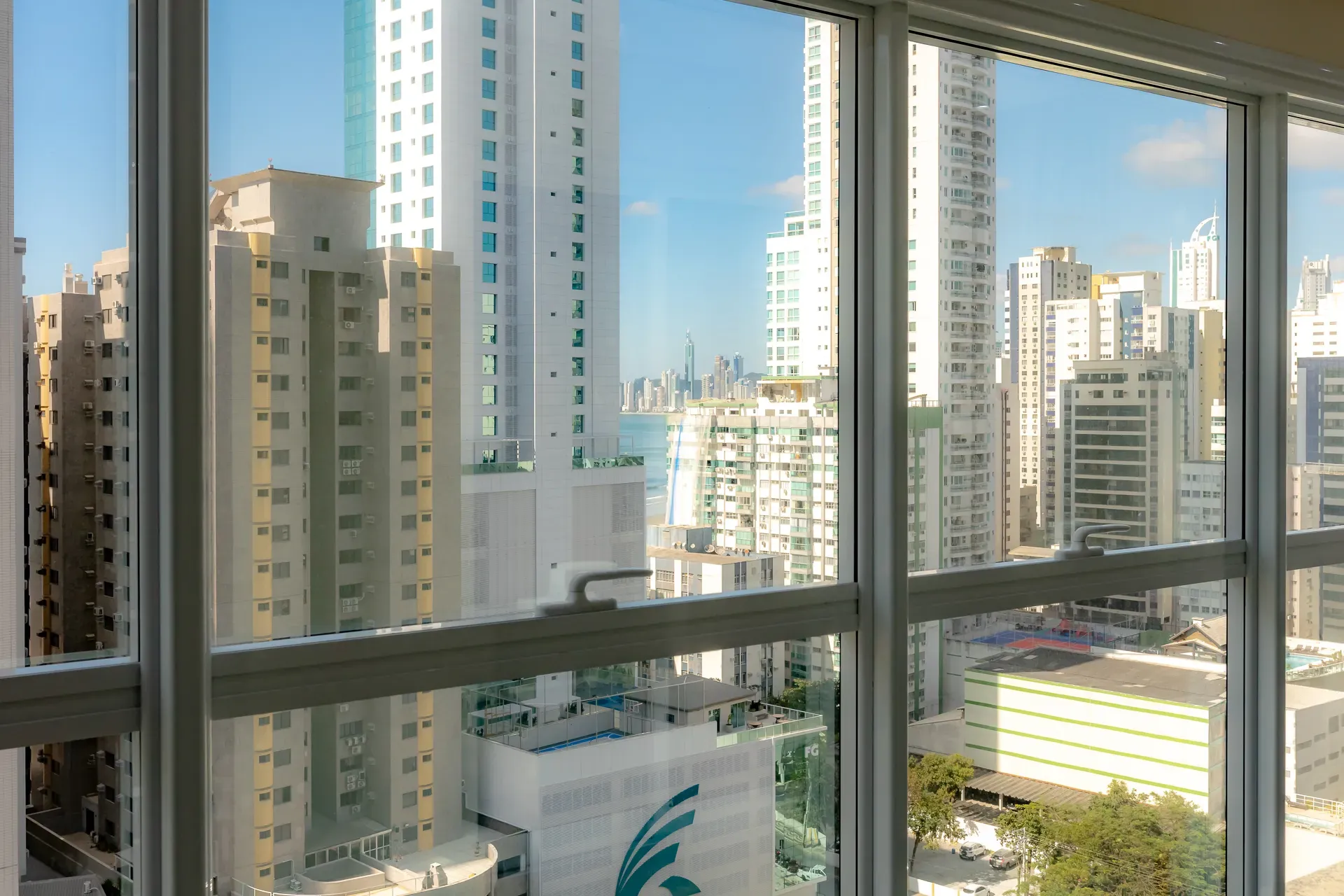 Apartamento com 3 dormitórios sendo 3 suítes e 3 vagas de garagem em Balneário Camboriú/SC