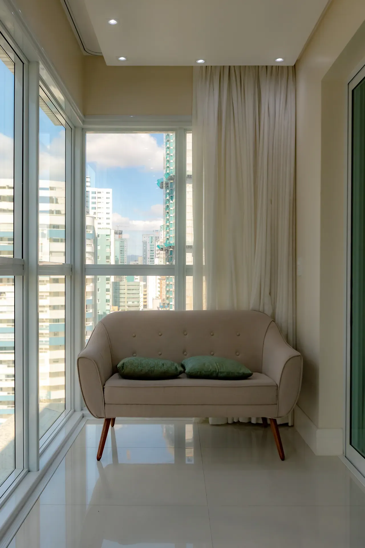 Apartamento com 3 dormitórios sendo 3 suítes e 3 vagas de garagem em Balneário Camboriú/SC