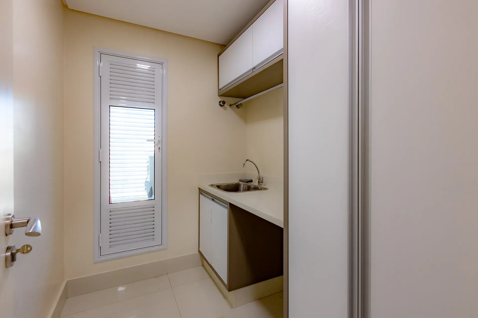 Apartamento com 3 dormitórios sendo 3 suítes e 3 vagas de garagem em Balneário Camboriú/SC