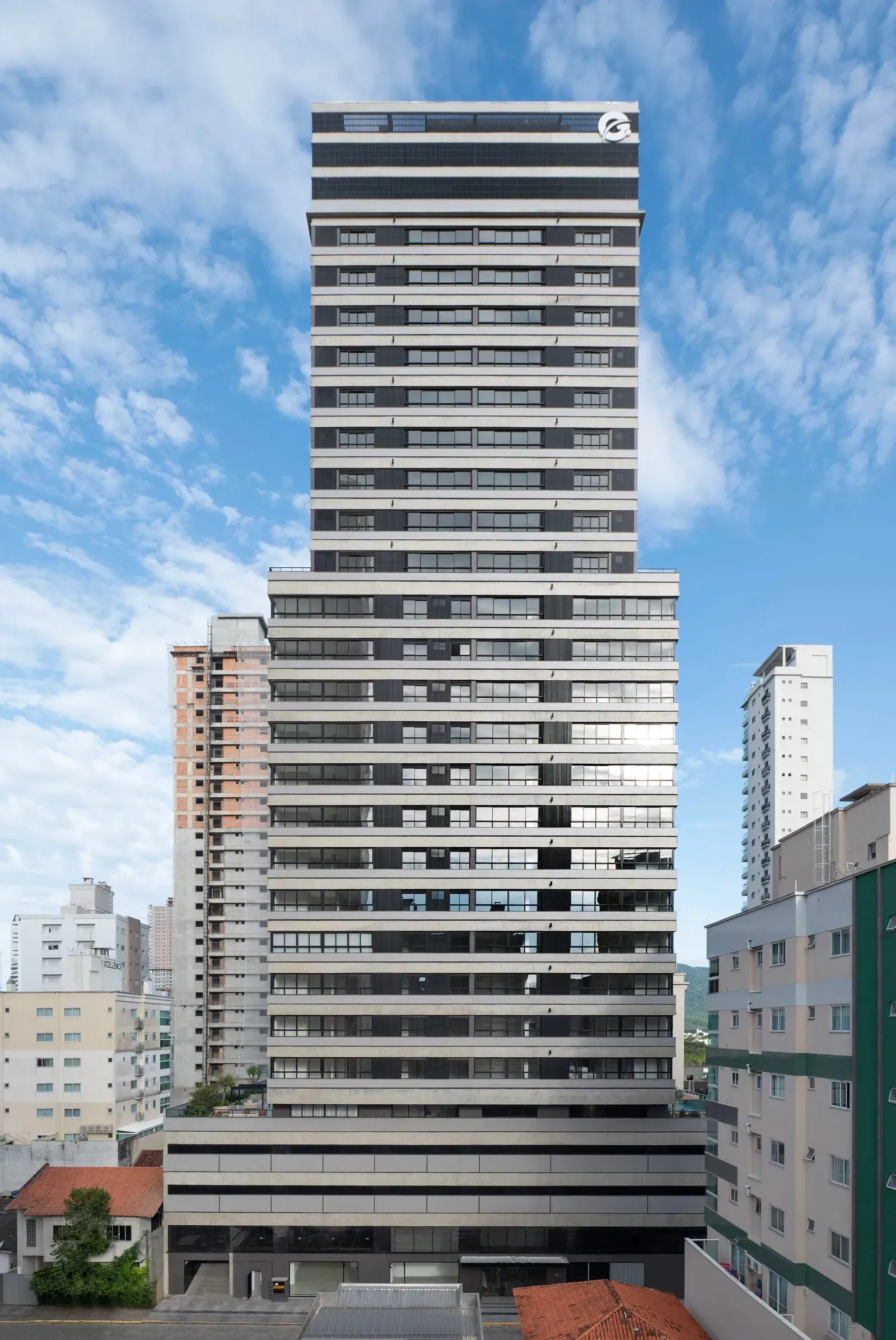 Apartamento com 3 dormitórios sendo 3 suítes e 2 vagas de garagem em Itapema/SC