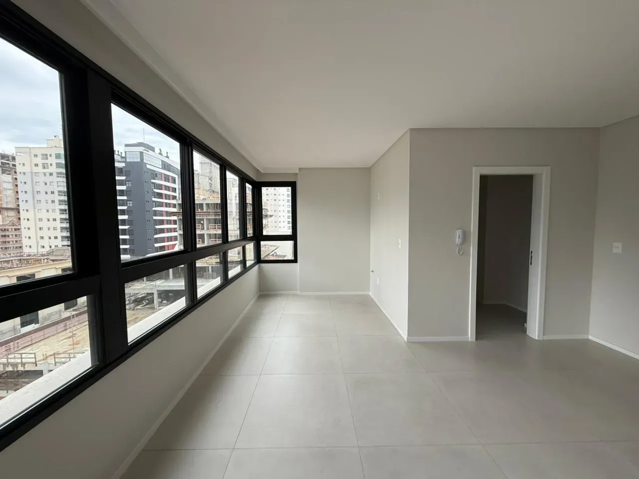 Apartamento com 3 dormitórios sendo 3 suítes e 2 vagas de garagem em Itapema/SC