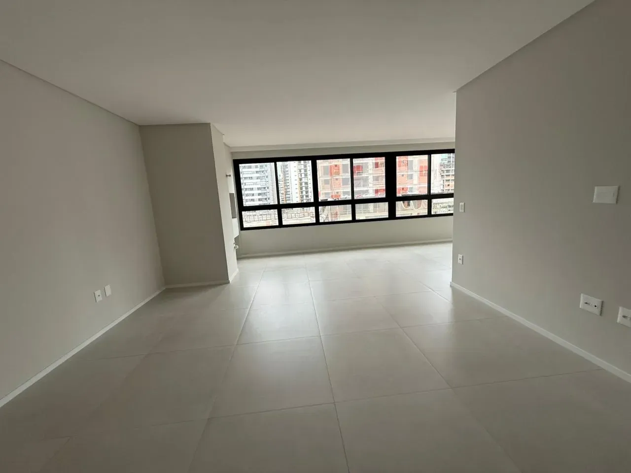 Apartamento com 3 dormitórios sendo 3 suítes e 2 vagas de garagem em Itapema/SC