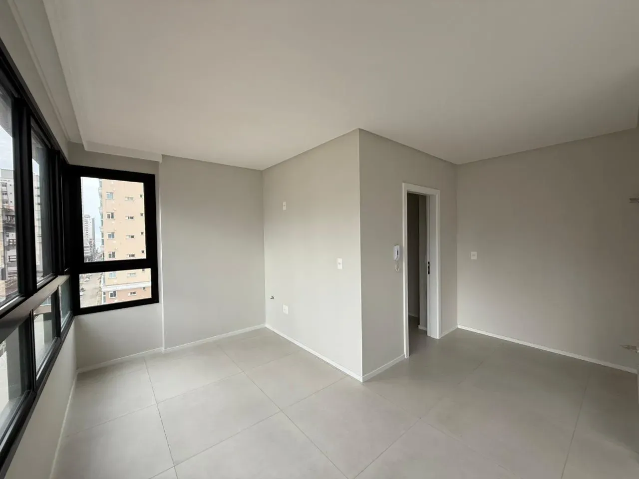 Apartamento com 3 dormitórios sendo 3 suítes e 2 vagas de garagem em Itapema/SC