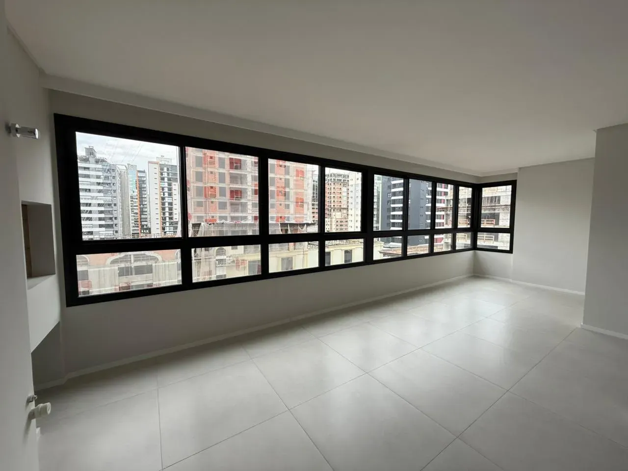 Apartamento com 3 dormitórios sendo 3 suítes e 2 vagas de garagem em Itapema/SC