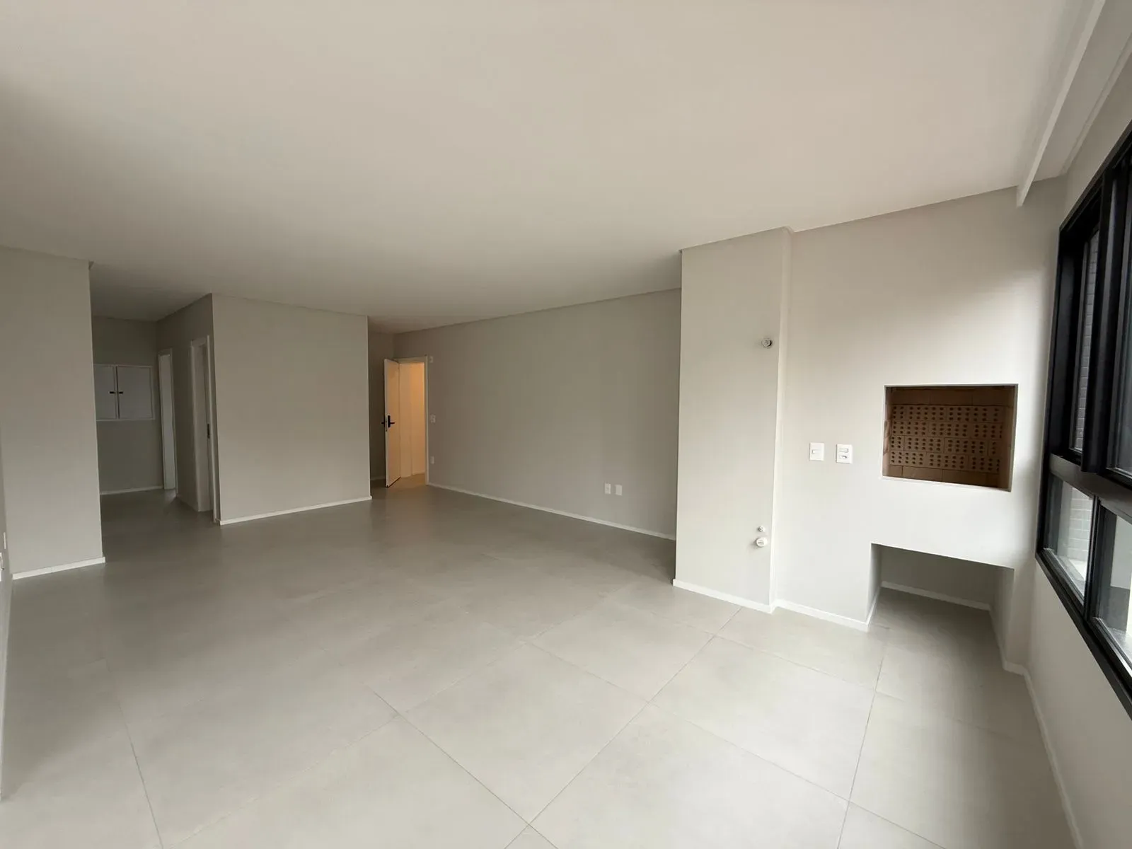 Apartamento com 3 dormitórios sendo 3 suítes e 2 vagas de garagem em Itapema/SC