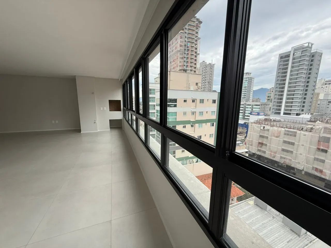 Apartamento com 3 dormitórios sendo 3 suítes e 2 vagas de garagem em Itapema/SC