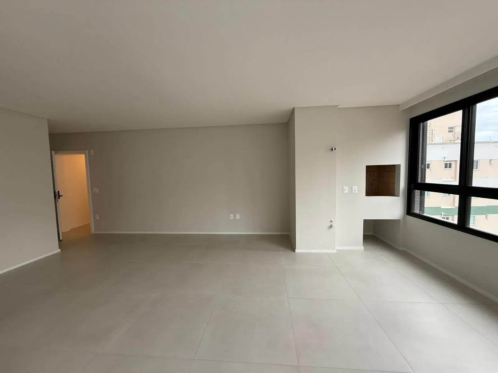 Apartamento com 3 dormitórios sendo 3 suítes e 2 vagas de garagem em Itapema/SC