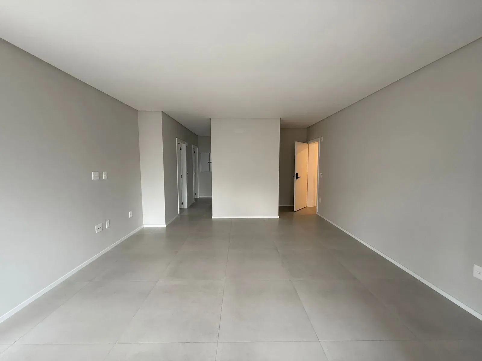 Apartamento com 3 dormitórios sendo 3 suítes e 2 vagas de garagem em Itapema/SC