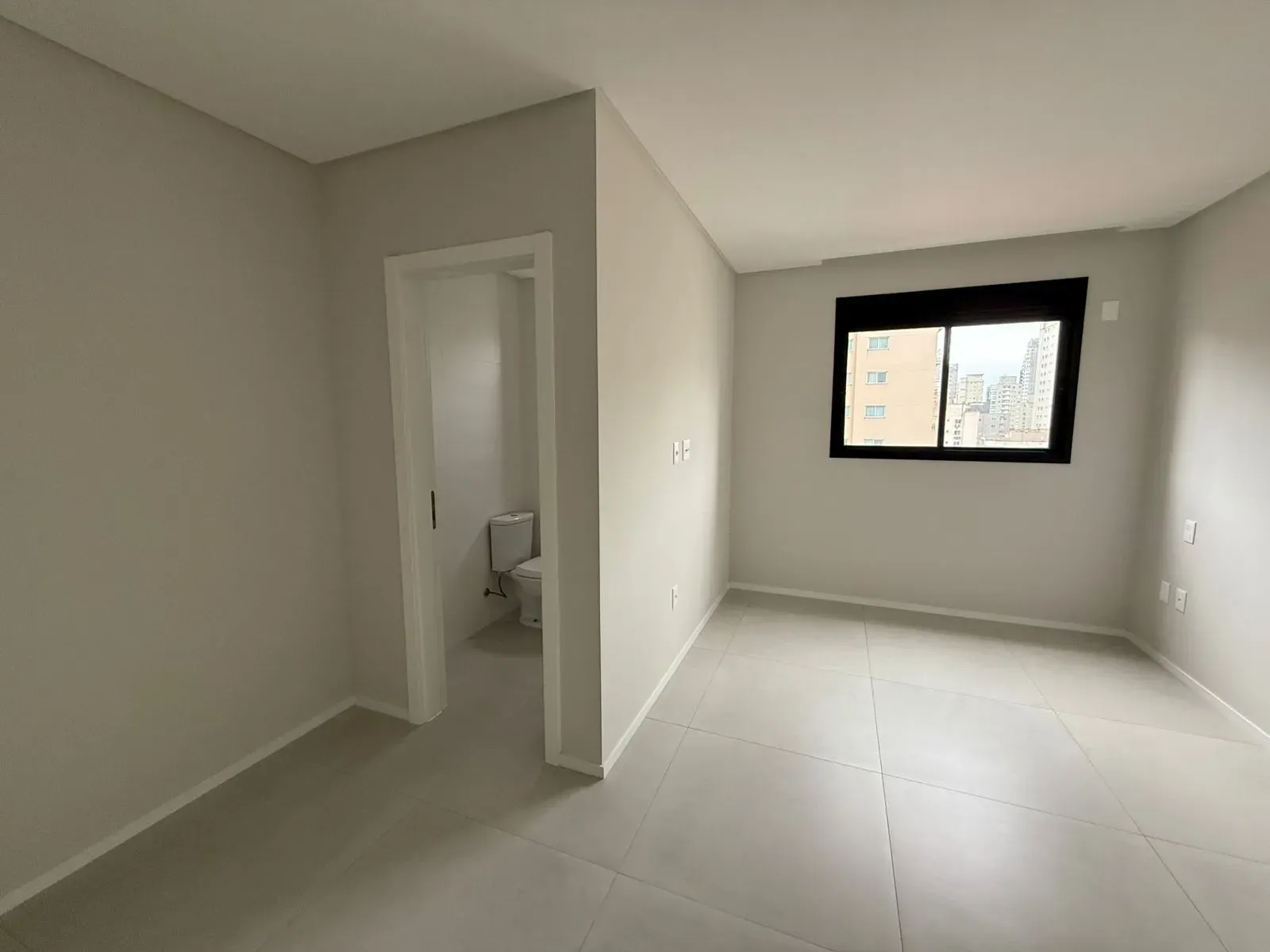 Apartamento com 3 dormitórios sendo 3 suítes e 2 vagas de garagem em Itapema/SC