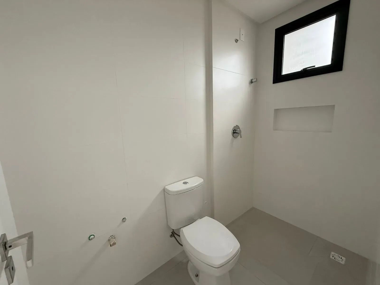 Apartamento com 3 dormitórios sendo 3 suítes e 2 vagas de garagem em Itapema/SC