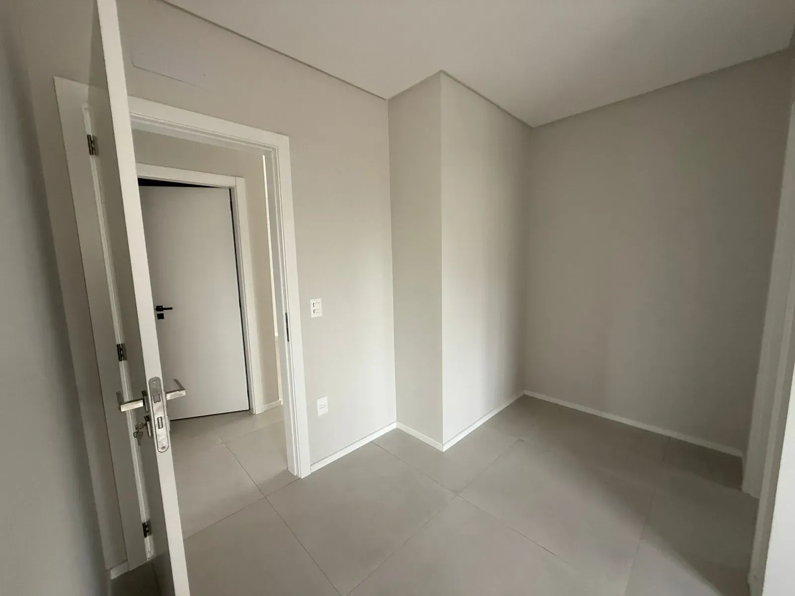 Apartamento com 3 dormitórios sendo 3 suítes e 2 vagas de garagem em Itapema/SC