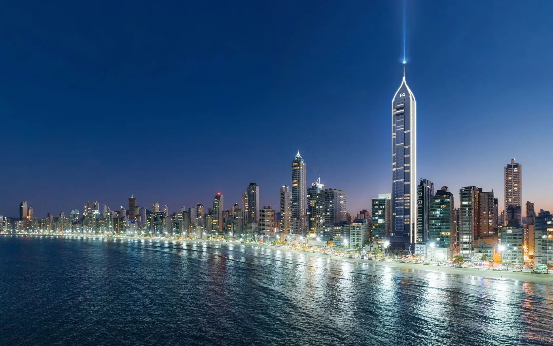 Apartamento de alto padrão com 4 suítes e 4 vagas de garagem na Beira mar de Balneário Camboriú/SC