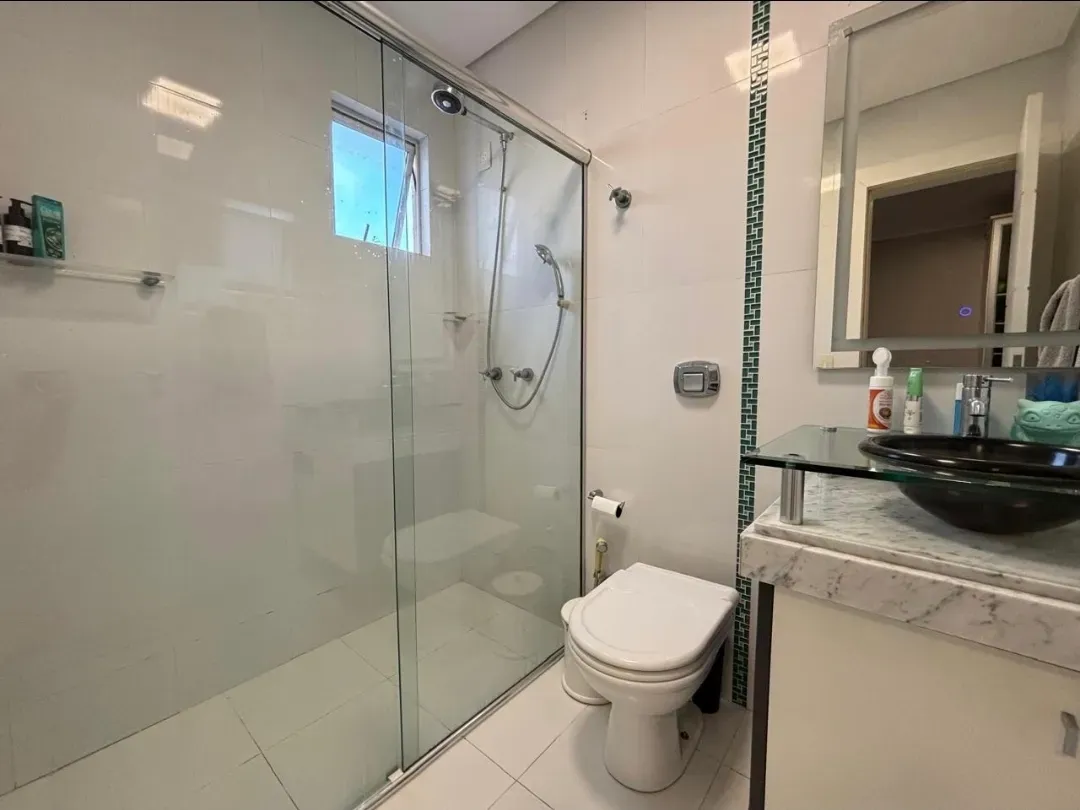 Cobertura duplex mobiliada e decorada vista mar com 4 suítes e 1 vaga em Meia Praia Itapema