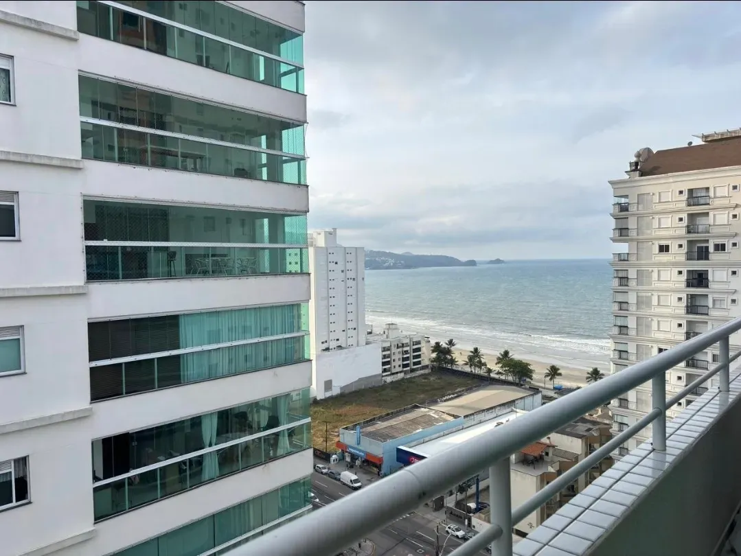 Cobertura duplex mobiliada e decorada vista mar com 4 suítes e 1 vaga em Meia Praia Itapema