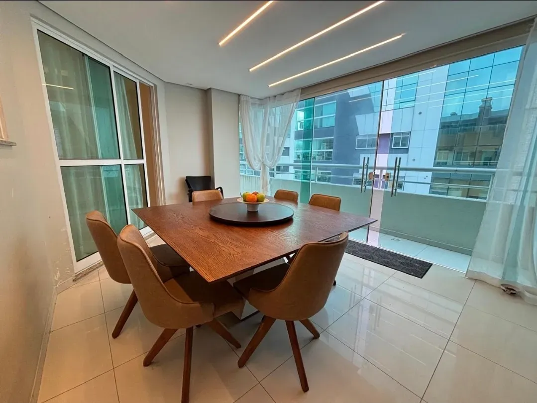 Cobertura duplex mobiliada e decorada vista mar com 4 suítes e 1 vaga em Meia Praia Itapema