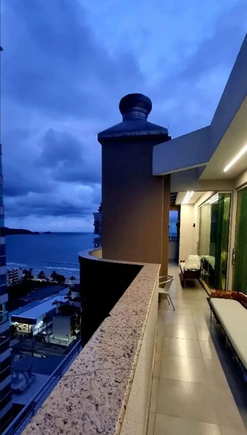 Cobertura duplex mobiliada e decorada vista mar com 4 suítes e 1 vaga em Meia Praia Itapema