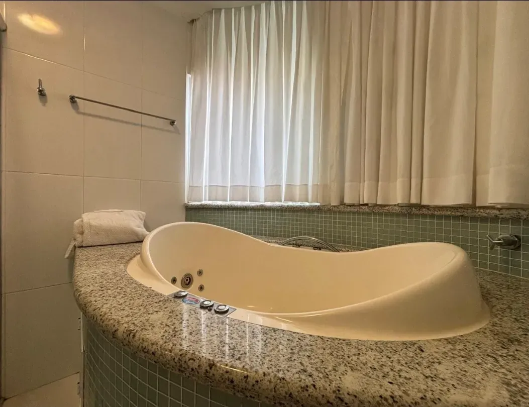 Cobertura duplex mobiliada e decorada vista mar com 4 suítes e 1 vaga em Meia Praia Itapema