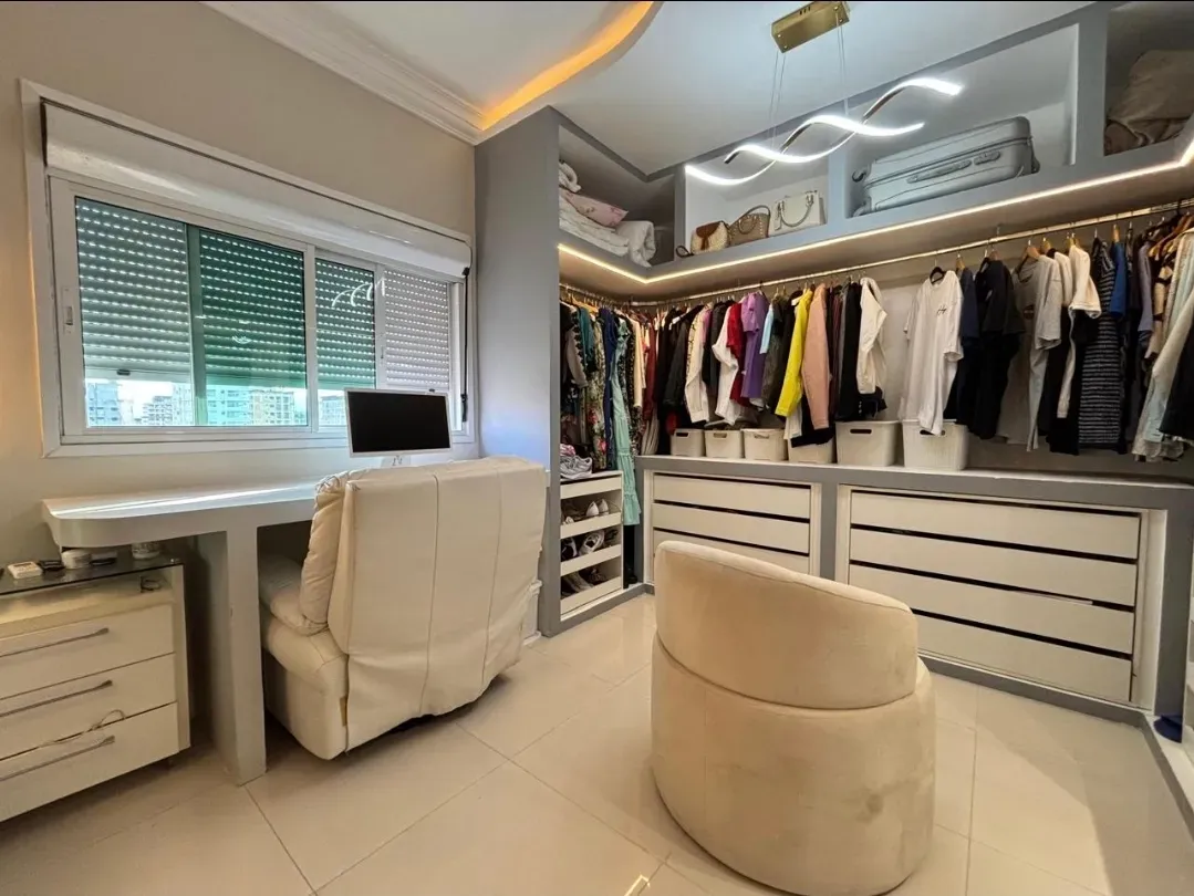 Cobertura duplex mobiliada e decorada vista mar com 4 suítes e 1 vaga em Meia Praia Itapema