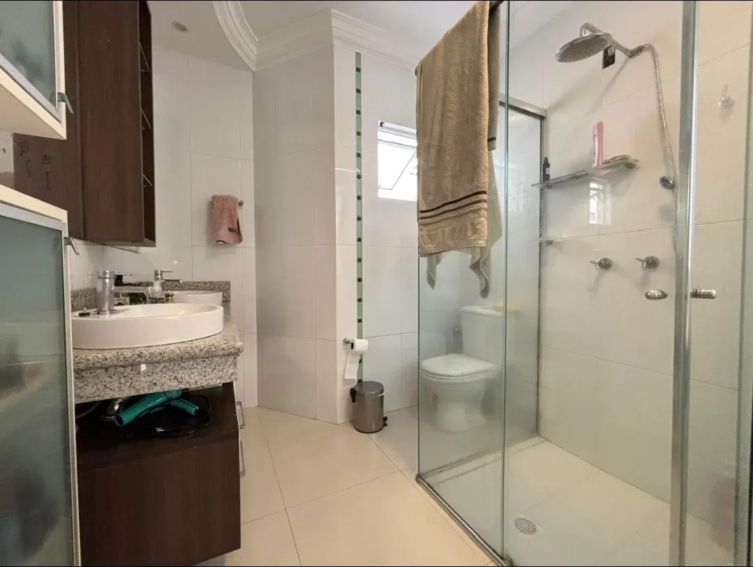 Cobertura duplex mobiliada e decorada vista mar com 4 suítes e 1 vaga em Meia Praia Itapema