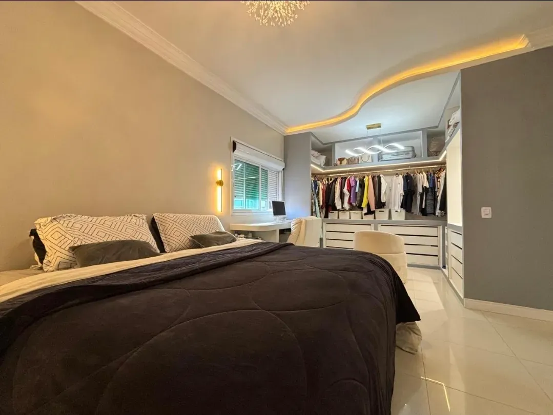 Cobertura duplex mobiliada e decorada vista mar com 4 suítes e 1 vaga em Meia Praia Itapema