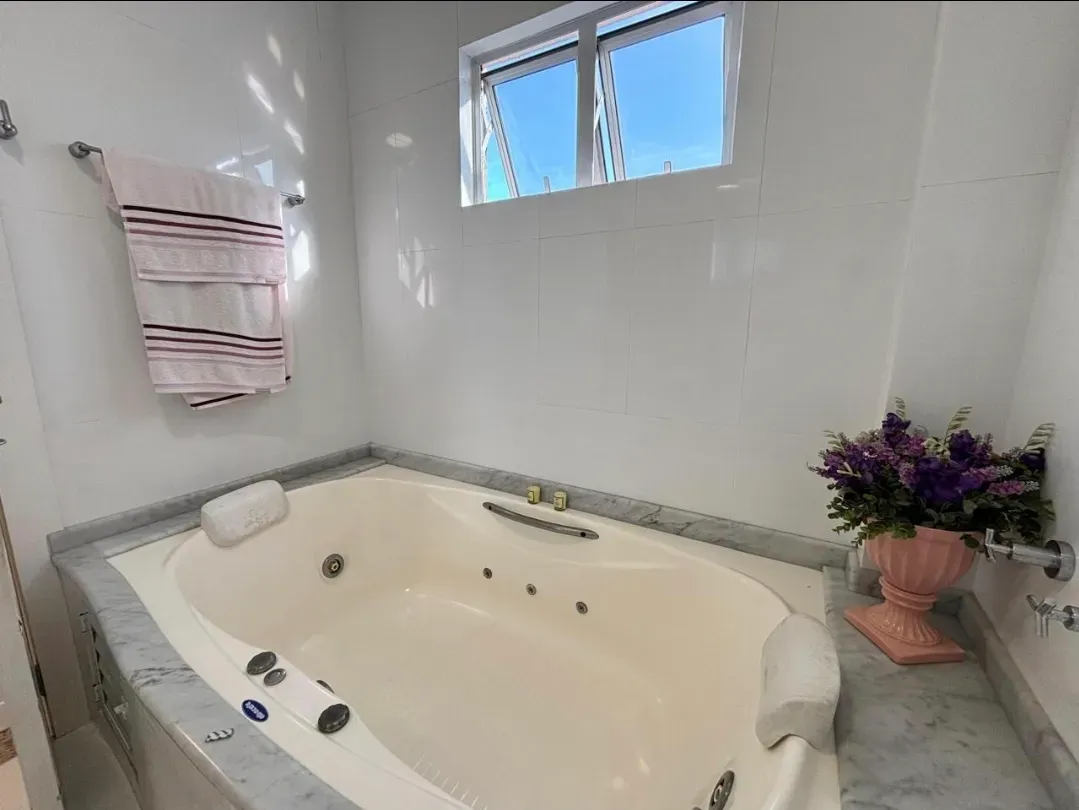 Cobertura duplex mobiliada e decorada vista mar com 4 suítes e 1 vaga em Meia Praia Itapema