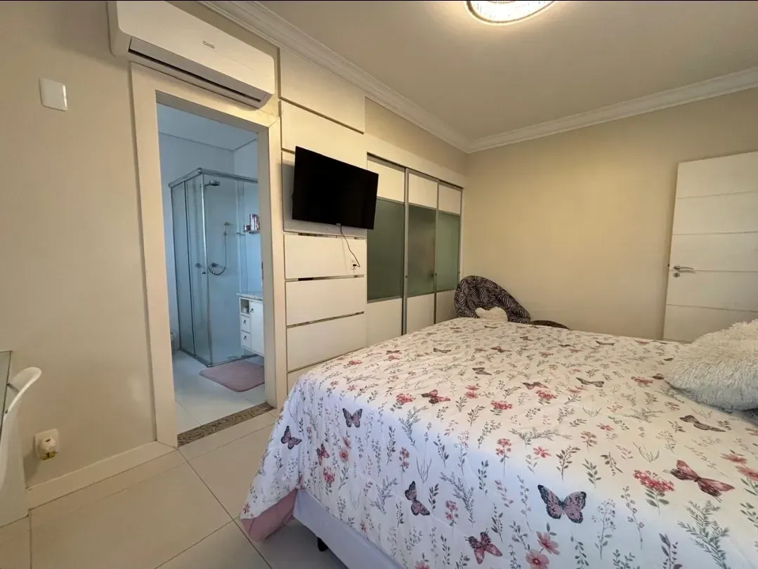 Cobertura duplex mobiliada e decorada vista mar com 4 suítes e 1 vaga em Meia Praia Itapema