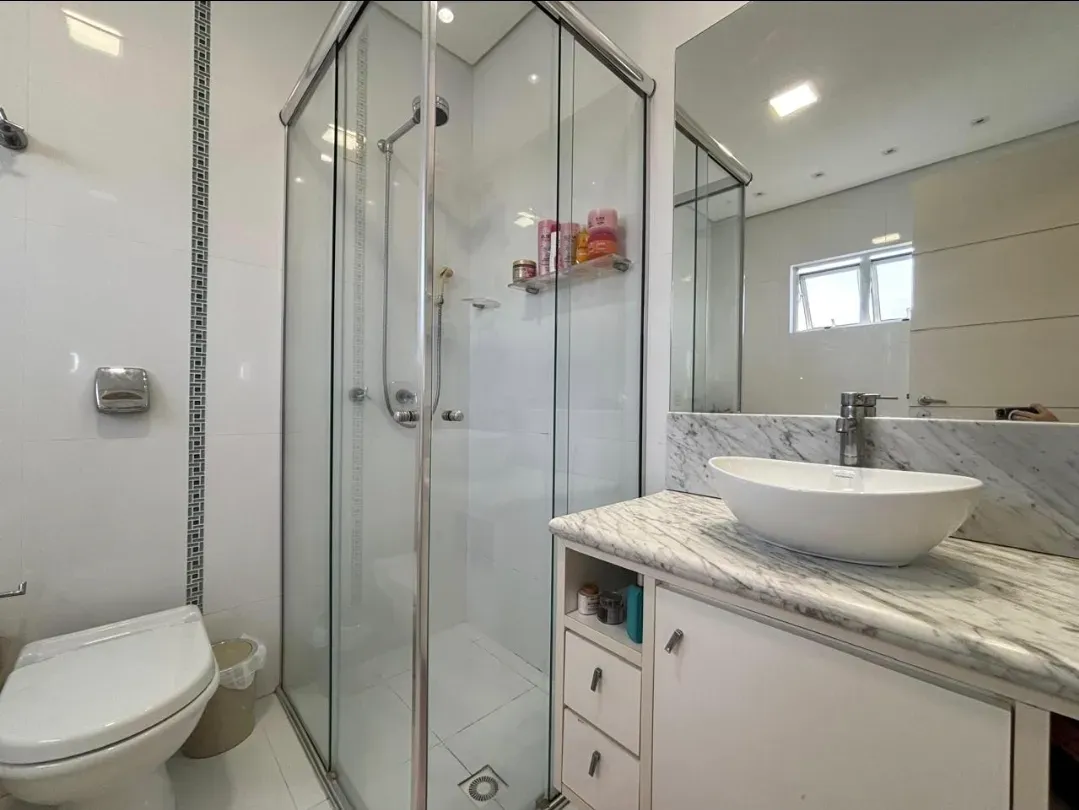 Cobertura duplex mobiliada e decorada vista mar com 4 suítes e 1 vaga em Meia Praia Itapema