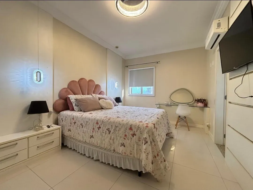 Cobertura duplex mobiliada e decorada vista mar com 4 suítes e 1 vaga em Meia Praia Itapema