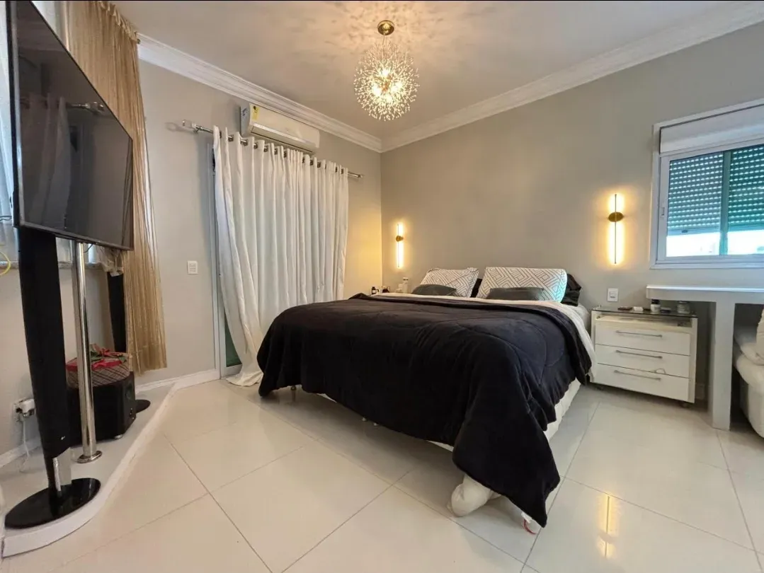 Cobertura duplex mobiliada e decorada vista mar com 4 suítes e 1 vaga em Meia Praia Itapema