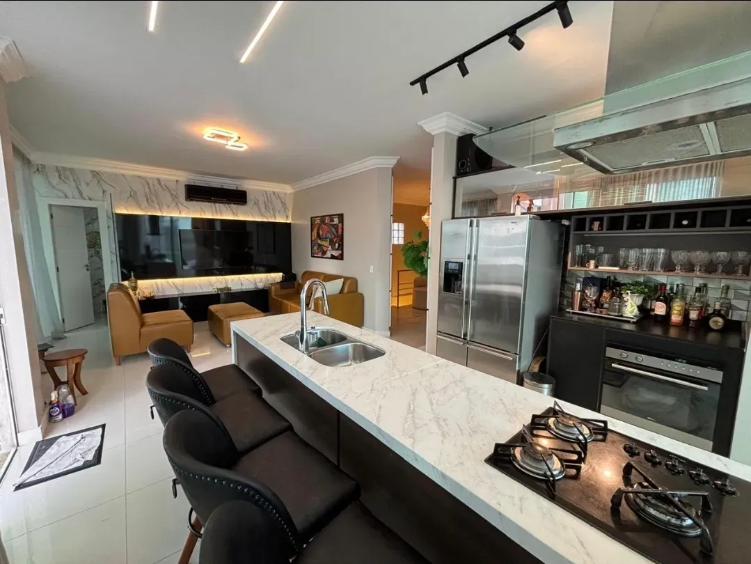 Cobertura duplex mobiliada e decorada vista mar com 4 suítes e 1 vaga em Meia Praia Itapema