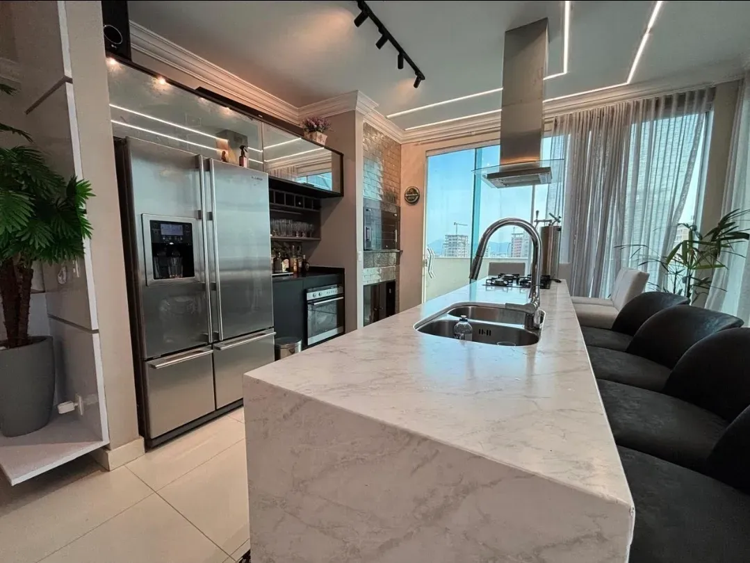 Cobertura duplex mobiliada e decorada vista mar com 4 suítes e 1 vaga em Meia Praia Itapema