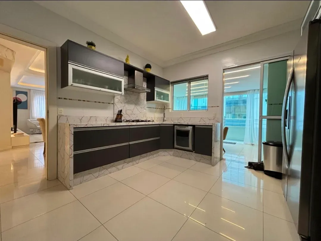 Cobertura duplex mobiliada e decorada vista mar com 4 suítes e 1 vaga em Meia Praia Itapema