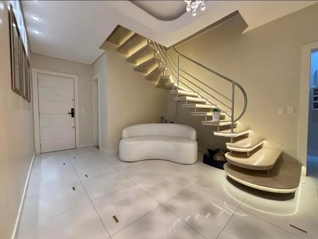 Cobertura duplex mobiliada e decorada vista mar com 4 suítes e 1 vaga em Meia Praia Itapema