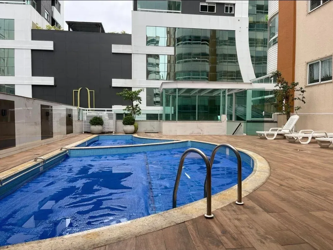 Cobertura duplex mobiliada e decorada vista mar com 4 suítes e 1 vaga em Meia Praia Itapema