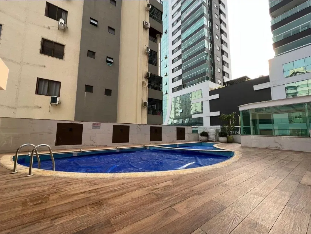 Cobertura duplex mobiliada e decorada vista mar com 4 suítes e 1 vaga em Meia Praia Itapema