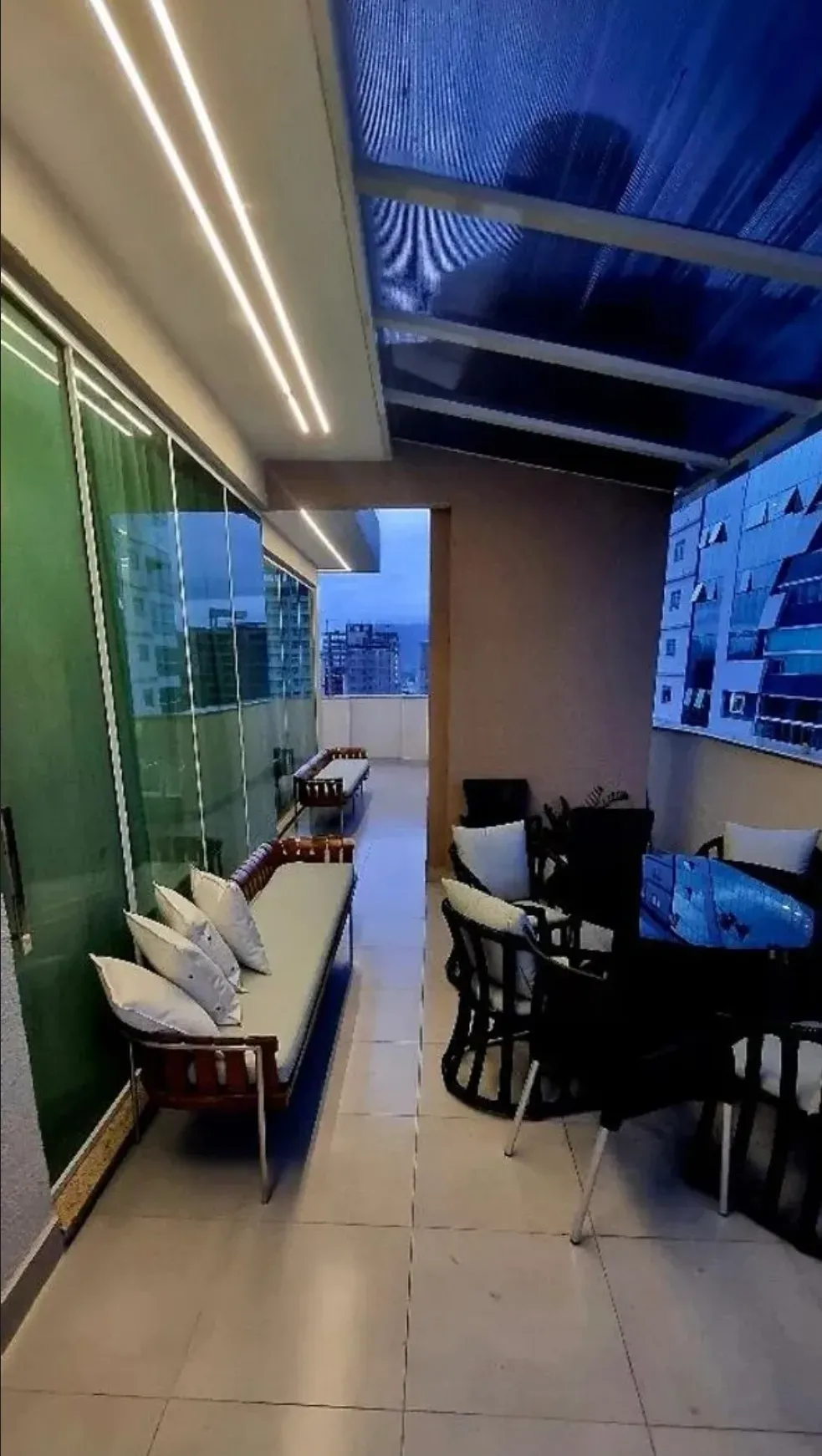 Cobertura duplex mobiliada e decorada vista mar com 4 suítes e 1 vaga em Meia Praia Itapema