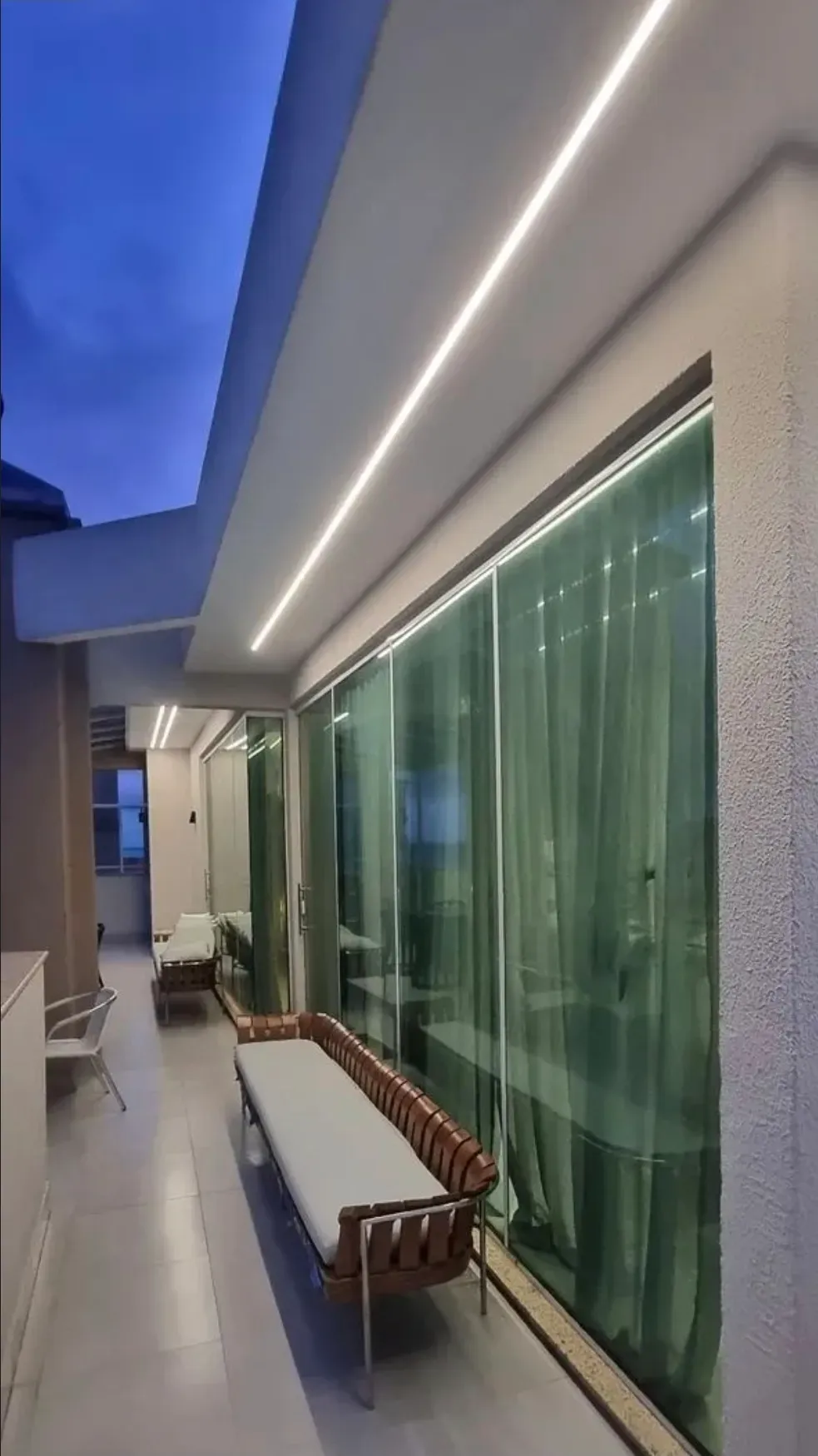 Cobertura duplex mobiliada e decorada vista mar com 4 suítes e 1 vaga em Meia Praia Itapema