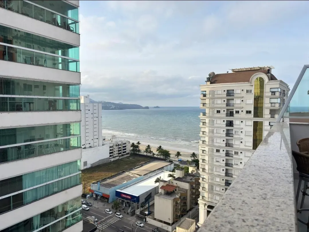 Cobertura duplex mobiliada e decorada vista mar com 4 suítes e 1 vaga em Meia Praia Itapema