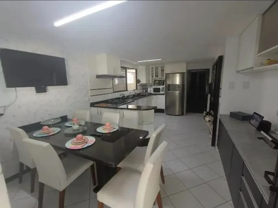 Ampla casa com 4 suítes e 4 vagas de garage, piscina e área de festa espaçosa - Fazendinha Itajaí/SC