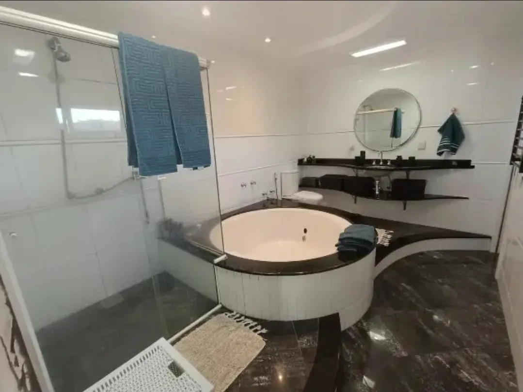 Ampla casa com 4 suítes e 4 vagas de garage, piscina e área de festa espaçosa - Fazendinha Itajaí/SC