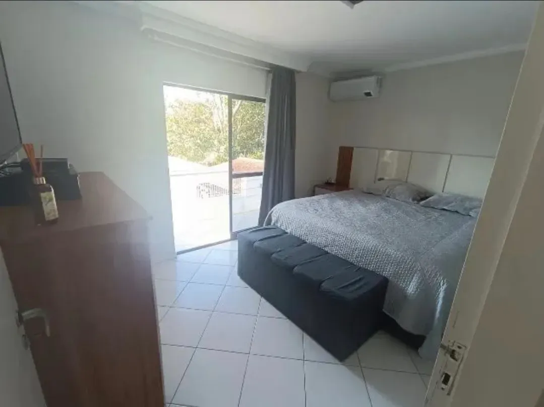 Ampla casa com 4 suítes e 4 vagas de garage, piscina e área de festa espaçosa - Fazendinha Itajaí/SC