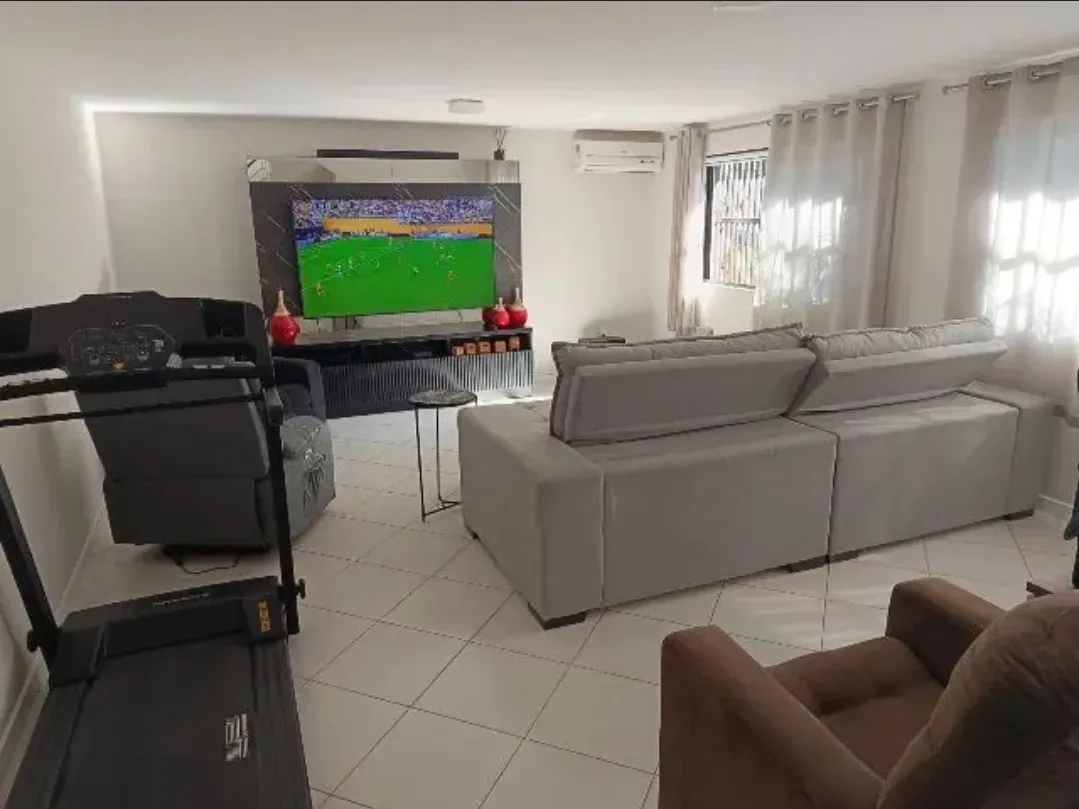 Ampla casa com 4 suítes e 4 vagas de garage, piscina e área de festa espaçosa - Fazendinha Itajaí/SC