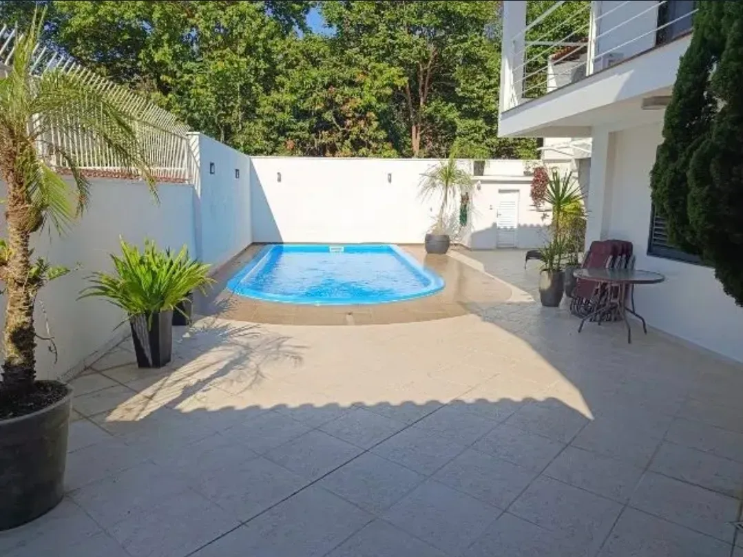 Ampla casa com 4 suítes e 4 vagas de garage, piscina e área de festa espaçosa - Fazendinha Itajaí/SC
