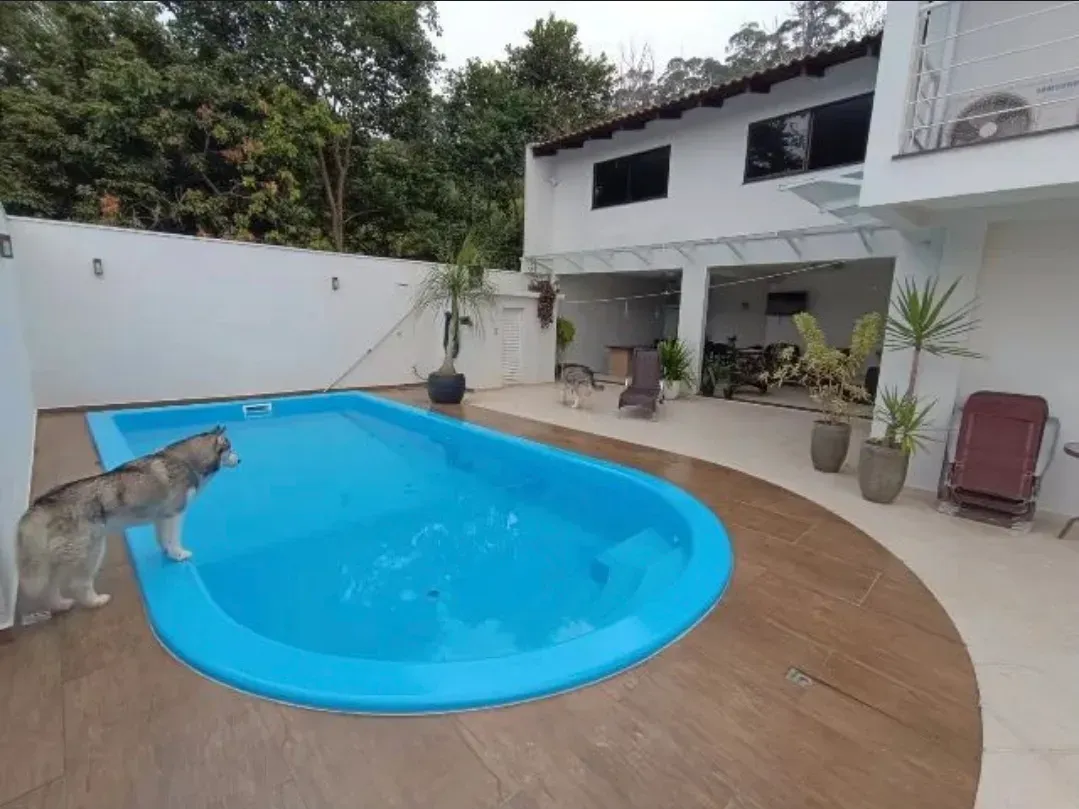 Ampla casa com 4 suítes e 4 vagas de garage, piscina e área de festa espaçosa - Fazendinha Itajaí/SC