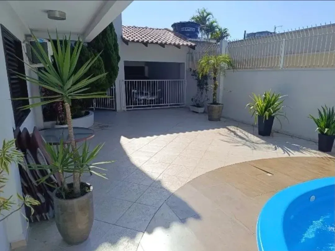 Ampla casa com 4 suítes e 4 vagas de garage, piscina e área de festa espaçosa - Fazendinha Itajaí/SC