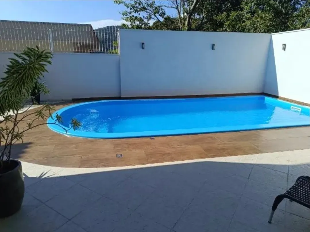Ampla casa com 4 suítes e 4 vagas de garage, piscina e área de festa espaçosa - Fazendinha Itajaí/SC