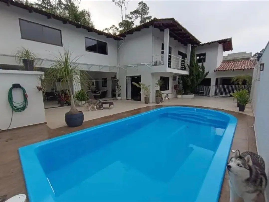 Ampla casa com 4 suítes e 4 vagas de garage, piscina e área de festa espaçosa - Fazendinha Itajaí/SC