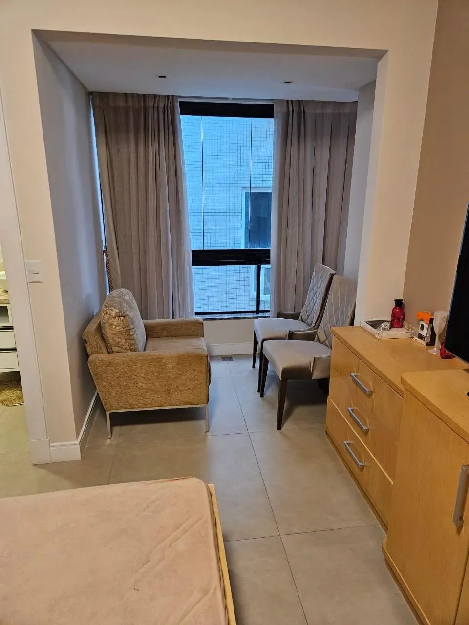 Apartamento frente mar com 3 dormitórios sendo 1 suíte e 1 vaga de garagem no Centro de Itapema