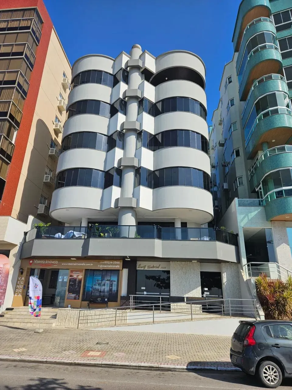 Apartamento frente mar com 3 dormitórios sendo 1 suíte e 1 vaga de garagem no Centro de Itapema